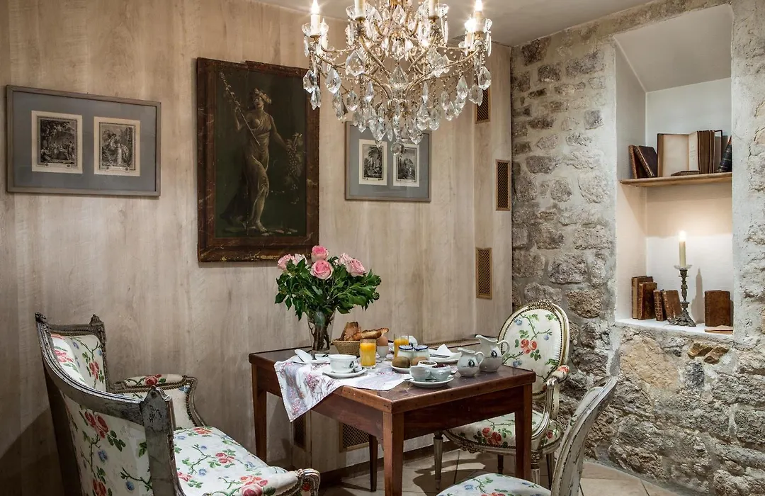 Hotel Caron De Beaumarchais-1